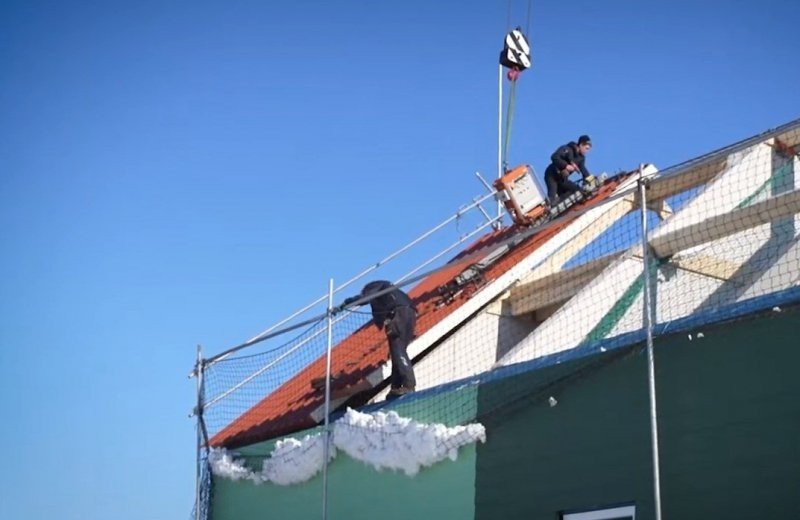 Plaatsing dak van de beheerderswoning