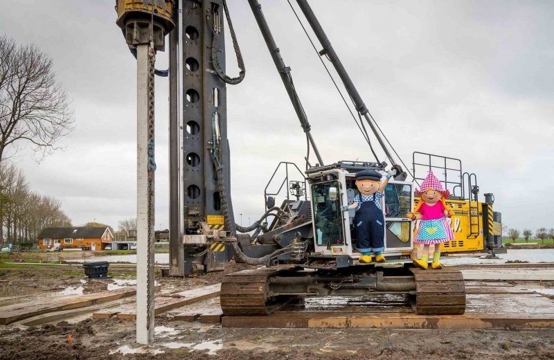 Fien & Teun slaan eerste paal op Vakantiepark Molenwaard
