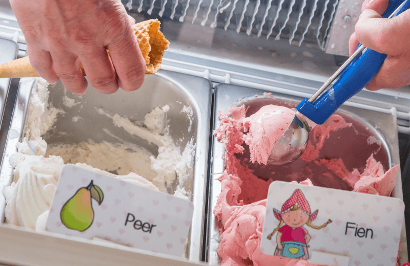 ijsje halen bij het ijskuipje op familie resort molenwaard