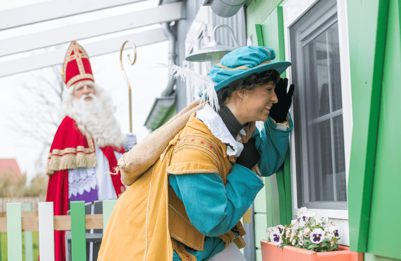 Sinterklaas en piet komen op bezoek bij familie resort molenwaard
