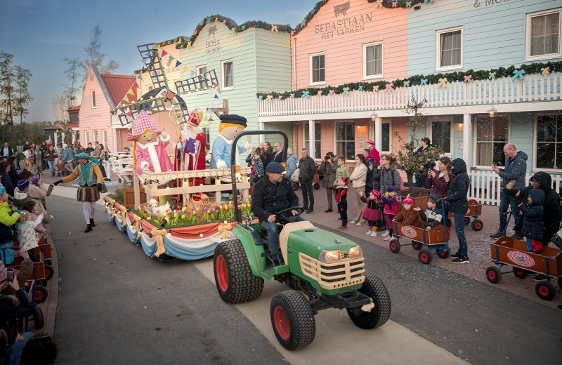 Parade sinterklaas en fien en teun biuj familie resort molenwaard