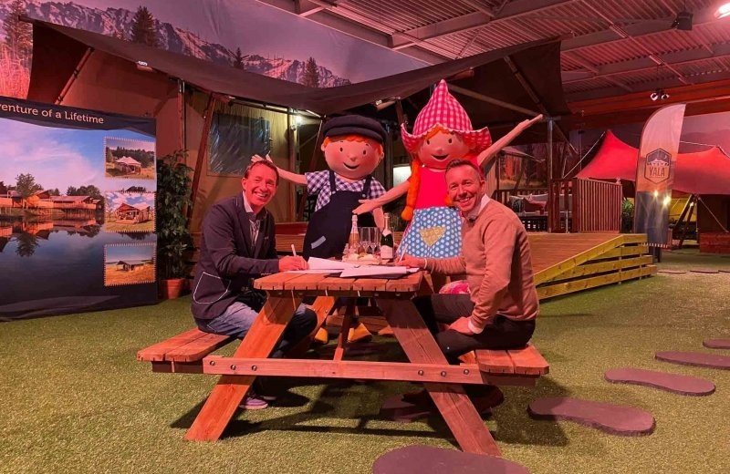 Fien & Teun zetten handtekening voor Avonturententen bij YALA